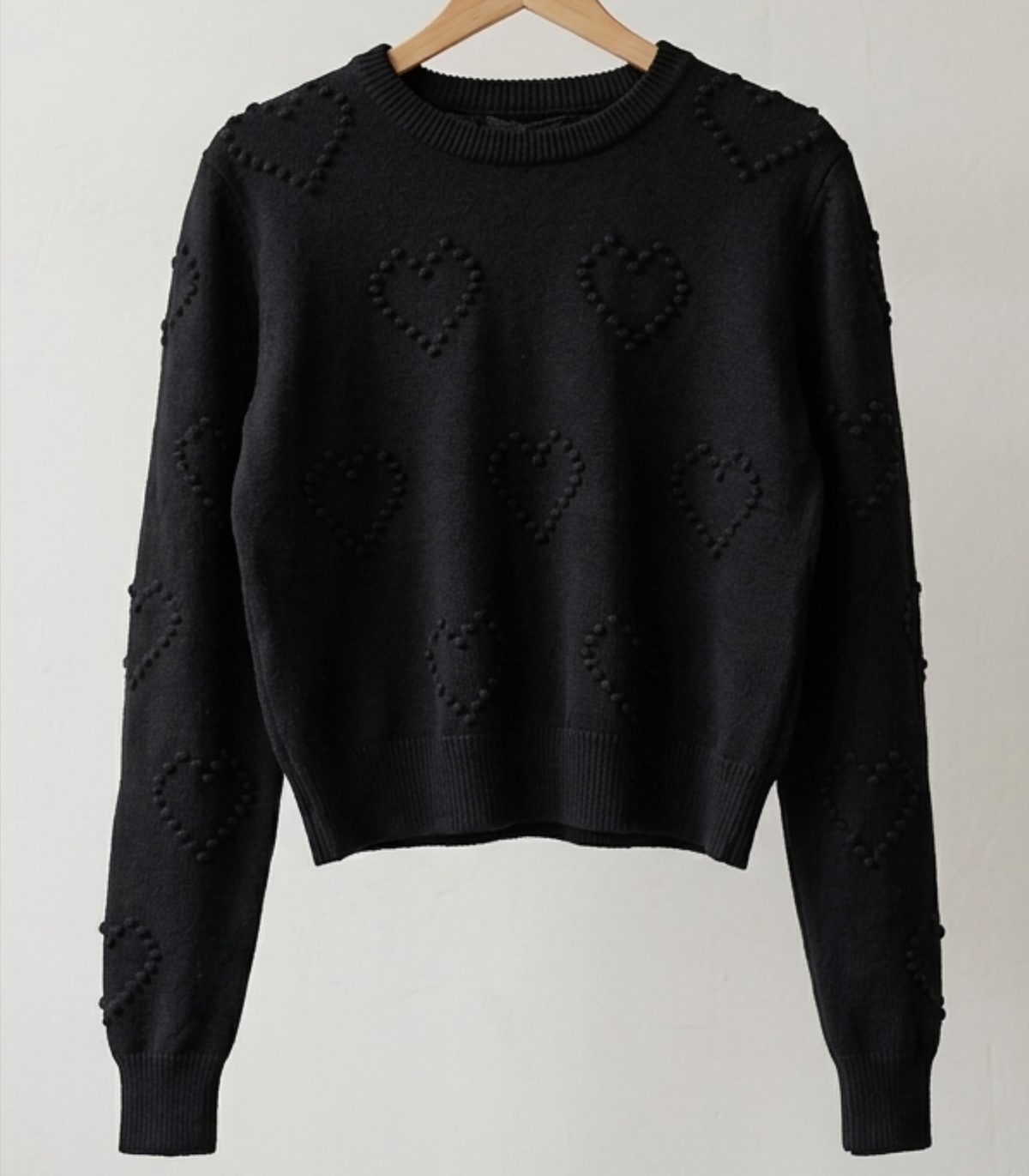 Schwarzer Feinstrick-Pullover mit 3D-Herzen